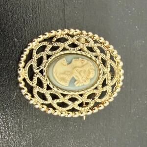 VINTAGE SARAH COVENTRY BLUE BACKGROUND LEFT CAMEO PIN BROOCH PENDANT GOLD TONE